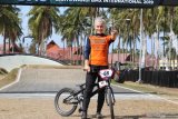 Atlet Balap Sepeda BMX asal Australia Caroline Buchanan berpose setelah menjadi yang tercepat pada kompetisi Banyuwangi BMX Intenational 2019 kategori Women Elite  di Sirkuit BMX Muncar, Banyuwangi, Jawa Timur, Minggu (27/10/2019). Pada kompetisi itu, kategori Men Elite dimenangi oleh pebalap Inggris Quillan Isidore dan kategori Women Elite dimenangi pebalap Australia Caroline Buchanan. Antara Jatim/Budi Candra Setya/zk.