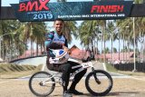 Atlet Balap Sepeda BMX asal Inggris Quillan Isidore berpose setelah menjadi yang tercepat pada kompetisi Banyuwangi BMX Intenational 2019 kategori Men Elite  di Sirkuit BMX Muncar, Banyuwangi, Jawa Timur, Minggu (27/10/2019). Pada kompetisi itu, kategori Men Elite dimenangi oleh pebalap Inggris Quillan Isidore dan kategori Women Elite dimenangi pebalap Australia Caroline Buchanan. Antara Jatim/Budi Candra Setya/zk.