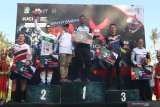 Bupati Banyuwangi Abdullah Azwar Anas (tengah) foto bersama juara Banyuwangi BMX Intenational 2019 kategori Men Elite di atas podium di Sirkuit BMX Muncar, Banyuwangi, Jawa Timur, Minggu (27/10/2019). Pada kompetisi itu, kategori Men Elite dimenangi oleh pebalap Inggris Quillan Isidore dan kategori Women Elite dimenangi pebalap Australia Caroline Buchanan. Antara Jatim/Budi Candra Setya/zk.