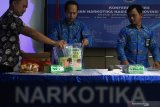 Petugas Badan Narkotika Nasional Provinsi (BNNP) Jawa Timur menata barang bukti narkotika jenis sabu-sabu saat ungkap kasus peredaran narkotika di BNNP Jawa Timur, Surabaya, Jawa Timur, Senin (28/10/2019). BNNP Jawa Timur menangkap tersangka berinisial S (37) atas kasus dugaan mengedarkan narkotika jenis sabu-sabu dan menyita barang bukti sabu-sabu seberat 4,178 kilogram. Antara Jatim/Didik Suhartono/ZK