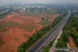 Foto udara kendaraan yang melintas di kilometer 88 Jalan Tol Cipularang, Kabupaten Purwakarta, Jawa Barat, Minggu (27/10/2019). Kakorlantas Polri Irjen Pol Refdi Andri mengatakan akan menganalisis keamanan Tol Cipularang lebih lanjut dikarenakan seringnya terjadi kecelakaan fatal terutama di kilometer 91. ANTARA JABAR/Raisan Al Farisi/agr