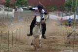 Peserta membidik sasaran dalam Lomba Panahan Berkuda di Lapangan Paramon, Batu, Jawa Timur, Minggu (27/10/2019). Lomba yang diikuti puluhan peserta dari berbagai daerah tersebut menilai ketrampilan,  kecepatan sekaligus ketepatan penunggang kuda dalam memanah sasaran. Antara Jatim/Ari Bowo Sucipto/zk.