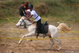 Peserta membidik sasaran dalam Lomba Panahan Berkuda di Lapangan Paramon, Batu, Jawa Timur, Minggu (27/10/2019). Lomba yang diikuti puluhan peserta dari berbagai daerah tersebut menilai ketrampilan,  kecepatan sekaligus ketepatan penunggang kuda dalam memanah sasaran. Antara Jatim/Ari Bowo Sucipto/zk.