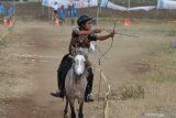 Peserta membidik sasaran dalam Lomba Panahan Berkuda di Lapangan Paramon, Batu, Jawa Timur, Minggu (27/10/2019). Lomba yang diikuti puluhan peserta dari berbagai daerah tersebut menilai ketrampilan,  kecepatan sekaligus ketepatan penunggang kuda dalam memanah sasaran. Antara Jatim/Ari Bowo Sucipto/zk.