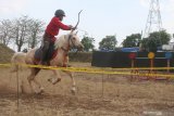 Peserta membidik sasaran dalam Lomba Panahan Berkuda di Lapangan Paramon, Batu, Jawa Timur, Minggu (27/10/2019). Lomba yang diikuti puluhan peserta dari berbagai daerah tersebut menilai ketrampilan,  kecepatan sekaligus ketepatan penunggang kuda dalam memanah sasaran. Antara Jatim/Ari Bowo Sucipto/zk.