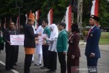 Plt Gubernur Aceh, Nova Iriansyah memberikan penghargaan kepada sejumlah pemuda berprestasi tingkat nasional dan internasional saat upacara memperingati Hari Sumpah Pemuda di Lapangan Blang Padang, Banda Aceh, Acegh, Senin (28/10/2019). Peringatan Hari Sumpah Pemuda di Aceh yang melibatkan ribuan pelajar, santri, TNI dan Polri dan Ormas Pemuda itu dimeriahkan dengan atraksi drama kolosal pahlawan Cut Nyak Dhien, Drum Band, Tablig Akbar dan Deklarasi Damai. Antara Aceh/Ampelsa.