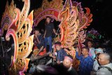 Seniman memainkan musik etnik perkusi khas Pamekasan 'Musik Daul' saat Festival Musik Daul di Pamekasan, Jawa Timur, Minggu (27/10/2019). Festival yang diikuti puluhan kelompok musik daul itu merupakan rangkaian hari jadi ke 489 Pamekasan sekaligus bulan kunjungan ke kabupaten tersebut. Antara Jatim/Saiful Bahri/zk.