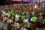 Peserta mengikuti pentas uji kompetensi tari yang diselenggarakan sanggar tari Kembang Sore di Desa Gogorante, Kediri, Jawa Timur, Sabtu (26/10/2019) malam. Kegiatan yang diikuti empat ratus peserta dari sejumlah daerah tersebut guna meregenerasi penari muda berkualitas. Antara Jatim/Prasetia Fauzani/zk.