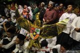 Santri membawa replika lambang Garuda Pancasila saat menghadiri Santri Night Culture Carnival (SCNC) 2019 di Surabaya, Jawa Timur, Minggu (27/10/2019). Kegiatan yang menampilkan seni dan budaya oleh para santri dari berbagai daerah di Jawa Timur tersebut merupakan rangkaian peringatan Hari Santri Nasional 2019. Antara Jatim/Moch Asim/zk.