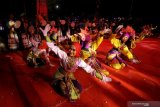 Peserta dari Gandrung Santri Sebelang Shubuh, Banyuwangi menampilkan Tari Gandrung saat Santri Night Culture Carnival (SCNC) 2019 di Surabaya, Jawa Timur, Minggu (27/10/2019). Kegiatan yang menampilkan seni dan budaya oleh para santri dari berbagai daerah di Jawa Timur tersebut merupakan rangkaian peringatan Hari Santri Nasional 2019. Antara Jatim/Moch Asim/zk.