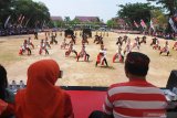 Kolaborasi tari Reog Ponorogo dan tari Pe-Sapean Pamekasan saat pembukaan pagelaran tari Topeng Gethak kolosal di Taman Mandhapa Aghung  Ronggosukowati, Pamekasan, Jawa Timur, Minggu (27/10/2019). Pertunjukan tari kolosal yang melibatkan seniman dari Ponorogo dan Pamekasan itu, guna memeriahkan hari jadi ke 489 Pamekasan dan diharapkan mampu meningkatkan kunjungan wisatawan ke daerah tersebut. Antara Jatim/Saiful Bahri/zk.