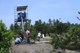 Tim riset Politeknik Negeri Jember (Polije) melakukan diseminasi teknologi tepat guna pemupukan dan pengairan tanaman jeruk di Desa Gadingrejo, Umbulsari, Jember, Jawa Timur, Minggu (27/10/2019). Penggunaan teknologi bagi kelompok tani tersebut dengan tenaga surya untuk memupuk tanaman jeruk yang dialirkan dari tandon menggunakan pipa karena lebih efektif pupuk, hemat waktu dan tenaga, yaitu dengan areal 1500 meter persegi, hanya dipupuk dalam tempo 15 menit. Antara Jatim/Seno/zk.