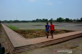 Kondisi air di dalam kolam segaran di Trowulan, Kabupaten Mojokerto, Jawa Timur, Senin (28/10/2019). Kolam segaran berukuran sekitar 375 x 175 meter dan memiliki kedalaman 3 meter yang berfungsi sebagai penampungan persediaan air saat kemarau datang pada era Kerajaan Majapahit, sejak beberapa bulan ini kondisinya mengering akibat kemarau panjang. Antara JatimSyaiful Arif/zk