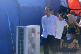 Presiden Jokowi disambut antusias saat tinjau posko pengungsi di Ambon