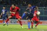 Pesepak bola Arema FC, Nur Hardianto (kanan) berusaha menghalau bola dari pesepak bola Semen Padang, Yu Hyunkoo (kiri) dalam pertandingan Liga I di Stadion Kanjuruhan, Malang, Jawa Timur, Senin (28/10/2019). Arema mengalahkan Semen Padang dengan skor akhir 1-0. Antara Jatim/Ari Bowo Sucipto/zk.