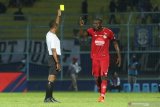 Wasit Abdul Rahman (kiri) memberi kartu kuning pada pesepak bola Semen Padang, Dany Karl Max (kanan)usai melakukan pelanggaran dalam pertandingan Liga I di Stadion Kanjuruhan, Malang, Jawa Timur, Senin (28/10/2019). Arema mengalahkan Semen Padang dengan skor akhir 1-0. Antara Jatim/Ari Bowo Sucipto/zk.