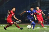 Pesepak bola Arema FC, Rivaldi Bawuo (tengah) berusaha melepaskan diri dari hadangan pesepak bola Semen Padang, Yu Hyunkoo (kanan) dan Muhammad Rifqi (kiri)  dalam pertandingan Liga I di Stadion Kanjuruhan, Malang, Jawa Timur, Senin (28/10/2019). Arema mengalahkan Semen Padang dengan skor akhir 1-0. Antara Jatim/Ari Bowo Sucipto/zk.