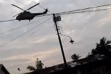 Helikopter terbang rendah merusak tiga atap rumah