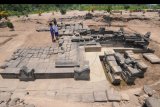 Pengunjung berada di area situs Candi Karangnongko di Karangnongko, Klaten, Jawa Tengah, Selasa (29/10/2019). Candi Karangnongko yang terletak di sekitar lahan persawahan tersebut merupakan candi peninggalan Hindu pada abad ke 8. ANTARA FOTO/Aloysius Jarot Nugroho/nym