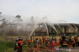 Sejumlah relawan pemadam kebakaran berupaya memadamkan kebakaran sebuah bangunan berlantai dua di belakang Fakultas Hukum Universitas Lambung Mangkurat Banjarmasin, Kalimantan Selatan, Selasa (29/10/2019). Foto Antaranews Kalsel/Bayu Pratama S.