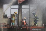 Sejumlah relawan pemadam kebakaran berupaya memadamkan kebakaran sebuah bangunan berlantai dua di belakang Fakultas Hukum Universitas Lambung Mangkurat Banjarmasin, Kalimantan Selatan, Selasa (29/10/2019). Foto Antaranews Kalsel/Bayu Pratama S.