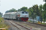 Kereta Api Ranggajati berpindah dari jalur baru ke lama saat melintas di Pandawangi, Kecamatan Diwek, Kabupaten Jombang, Jawa Timur, Selasa (29/10/2019). Pemberitahuan pengoperasian jalur ganda Kereta Api terpasang di perlintasan KA Pandawangi, Kecamatan Diwek, Kabupaten Jombang, Jawa Timur, Selasa (29/10/2019). Jalur ganda KA segmen Jombang-Baron, Nganjuk sepanjang kurang lebih 23 Km mulai dioperasikan, Rabu (30/10/2019). Dengan beroperasinya keseluruhan jalur ganda KA Jombang - Madiun itu diharapkan dapat membantu mengurangi volume kepadatan lalu lintas di jalan raya serta mempercepat waktu tempuh perjalanan KA. Antara Jatim/Syaiful Arif/zk