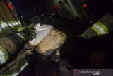 Petugas pemadam kebakaran membawa surat berharga milik warga yang terbakar di permukiman padat di Padasuka, Bandung, Jawa Barat, Selasa (29/10/2019) malam. Petugas berhasil mencegah merembetnya api yang diduga berasal dari korsleting listrik tersebut. ANTARA JABAR/Raisan Al Farisi/agr