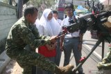 Anggota TNI menunjukkan cara kerja senjata SMB 12,7 milimeter yang dipajang dalam Pameran Alutsista di Asrama Yon Arhanud 2, Malang, Jawa Timur, Selasa (29/10/2019). Pameran yang berlangsung selama tiga hari tersebut bertujuan memperkenalkan berbagai macam alutsista kepada masyarakat guna membangkitkan kebanggan terhadap TNI sebagai sistem pertahanan negara. Antara Jatim/Ari Bowo Sucipto/zk