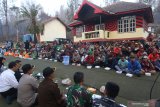 Pejabat daerah berdialog bersama penambang belerang Kawah Ijen di Paltuding, Banyuwangi, Jawa Timur, Senin (28/10/2019). Silaturahim Pemkab Banyuwangi bersama Timsar, pegiat wisata dan penambang belerang di Kawah Ijen itu, untuk mencari solusi dampak dari penutupan jalur pendakian  Gunung Ijen selama status tanggap darurat kebakaran sehingga mengakibatkan terhentinya mata pencaharian warga yang menggantungkan dari wisatawan dan pertambangan belerang. Antara Jatim/Budi Candra Setya/zk.