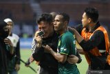 Pesepak bola Persebaya Ruben Karel Sanadi (kedua kanan) mencoba menenangkan seorang suporter yang kecewa usai pertandingan Persebaya melawan PSS Sleman pada Liga 1 2019 di Stadion Gelora Bung Tomo, Surabaya, Jawa Timur, Selasa (29/10/2019). Persebaya kalah melawan PSS Sleman dengan skor akhir 2-3. Antara Jatim/Moch Asim/zk.