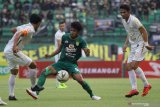 Pesepak bola Persebaya Muhammad Hidayat (tengah) berebut bola dengan pesepak bola PSS Sleman Mohammad Bagus Nirwanto (kiri) saat pertandingan Liga 1 2019 di Stadion Gelora Bung Tomo, Surabaya, Jawa Timur, Selasa (29/10/2019). Persebaya kalah melawan PSS Sleman dengan skor akhir 2-3. Antara Jatim/Moch Asim/zk.