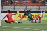 Pesepak bola Persebaya David Aparecido Da Silva (tengah) menendang bola yang dihadang penjaga gawang PSS Sleman Ega Rizky Pramana (kiri) dan Ikhwan Ciptady Muhammad (kanan) saat pertandingan Liga 1 2019 di Stadion Gelora Bung Tomo, Surabaya, Jawa Timur, Selasa (29/10/2019). Persebaya kalah melawan PSS Sleman dengan skor akhir 2-3. Antara Jatim/Moch Asim/zk.