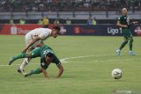 Pesepak bola Persebaya Rendi Irwan Saputra (kanan) berebut bola dengan pesepak bola PSS Sleman Asyraq Gufran Rachmadan (kiri) saat pertandingan Liga 1 2019 di Stadion Gelora Bung Tomo, Surabaya, Jawa Timur, Selasa (29/10/2019). Persebaya kalah melawan PSS Sleman dengan skor akhir 2-3. Antara Jatim/Moch Asim/zk.