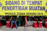 Pelanggar lalu lintas mengikuti sidang di tempat saat penertiban muatan Operasi Zebra Semeru 2019 di tol Sidoarjo, Jawa Timur, Selasa (29/10/2019). Penertiban muatan dalam Operasi Zebra Semeru tersebut bertujuan untuk menekan angka kecelakaan lalu lintas yang diakibatkan oleh beratnya muatan barang yang tidak sesuai dengan kapasitas kendaraan. Antara Jatim/Umarul Faruq/zk