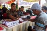 Pelanggar lalu lintas mengikuti sidang di tempat saat penertiban muatan Operasi Zebra Semeru 2019 di tol Sidoarjo, Jawa Timur, Selasa (29/10/2019). Penertiban muatan dalam Operasi Zebra Semeru tersebut bertujuan untuk menekan angka kecelakaan lalu lintas yang diakibatkan oleh beratnya muatan barang yang tidak sesuai dengan kapasitas kendaraan. Antara Jatim/Umarul Faruq/zk