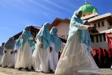 Sejumlah santri mengikuti pawai peringatan Hari Santri Nasional (HSN) 2019 di Seputan Kota Meulaboh, Aceh Barat, Aceh, Selasa (29/10/2019). Peringatan HSN yang diikuti ribuan santri dari berbagai pondok pesantren dengan tema �Santri Indonesia Untuk Perdamaian Dunia� diisi serangkaian kegiatan yang terdiri Upacara Hari Santri, pembagian hadiah dan beasiswa untuk santri berprestasi.