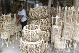 Pekerja menyelesaikan pembuatan kerajinan anyaman rotan di desa Tegal wangi, Cirebon, Jawa Barat, Rabu (30/10/2019). Badan Pusat Statistik (BPS) menyatakan nilai ekspor kerajinan anyaman bambu dan rotan pada triwulan ke III 2019 mencapai 2,3 juta Dolar AS. ANTARA FOTO/Dedhez Anggara/agr