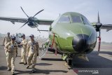 Test Pilot in Command and Flight Instructor PTDI Capt. Esther Gayatri Saleh (kedua kiri) bersama kru penerbang melakukan persiapan lepas landas pesawat terbang CN235-220 Military Transport pada acara Ferry Flight di Hanggar Fixed Wing PT. Dirgantara Indonesia (PTDI), Bandung, Jawa Barat, Rabu (30/10/2019). PTDI melalui pendanaan dari Lembaga Pembiayaan Ekspor Indonesia (LPEI) dengan Skema National Interest Account (NIA) melakukan ekspor satu unit Pesawat Terbang CN235-220 Military Transport ke Negara Nepal untuk dioperasikan oleh Militer Nepal. ANTARA FOTO/Novrian Arbi/agr