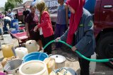 Mahasiswa mengisi wadah penampungan air bersih milik warga saat melakukan bakti sosial pembagian air bersih di salah satu desa terdampak kekeringan di Kecamatan Wates, Blitar, Jawa Timur, Rabu (30/10/2019). Selain dalam rangka Operasi Zebra Semeru 2019 dan peringatan Hari Sumpah Pemuda, kegiatan yang dilakukan Oleh Polres Blitar bersama sejumlah elemen mahasiswa (HMI, Gmni, PMII, IPNU, dan IPPNU) terse-but juga bertujuan untuk memenuhi kebutuhan air bersih masyarakat yang berada di 11 desa yang terdampak bencana kekeringan parah di Daerah itu. Antara Jatim/Irfan Anshori/zk