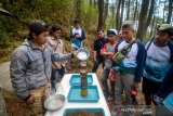 PERTAMINA ECO CAMP. Peserta Pertamina Eco Camp 2019 memperhatikan seorang mentor terkait cara penanaman kopi di Gunung Puntang, Pegunungan Malabar, Kabupaten Bandung, Jawa Barat, Rabu (30/10/2019). Pertamina Eco Camp 2019 dengan tema 