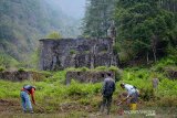 Warga beraktivitas diantara reruntuhan bangunan Stasiun Radio Malabar di Gunung Puntang, Kabupaten Bandung, Jawa Barat, Rabu (30/10/2019). Stasiun Radio Malabar merupakan Stasiun Radio terbesar pada jamannya yang dibumihanguskan pada 1947 agar tidak dikuasai lagi oleh Belanda. Saat ini reruntuhan tersebut menjadi salah satu destinasi wisata sejarah bagi warga yang berkunjung ke Gunung Puntang. ANTARA JABAR/Raisan Al Farisi/agr