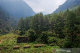 Foto udara reruntuhan bangunan Stasiun Radio Malabar di Gunung Puntang, Kabupaten Bandung, Jawa Barat, Rabu (30/10/2019). Stasiun Radio Malabar merupakan Stasiun Radio terbesar pada jamannya yang dibumihanguskan pada 1947 agar tidak dikuasai lagi oleh Belanda. Saat ini reruntuhan tersebut menjadi salah satu destinasi wisata sejarah bagi warga yang berkunjung ke Gunung Puntang. ANTARA JABAR/Raisan Al Farisi/agr