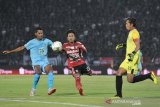 Pesepak bola Bali United Fahmi Al Ayyubi (tengah) berupaya merebut bola yang dihalangi pesepak bola Persela Lamongan Izmy Hatuwe (kiri) dan penjaga gawang Persela Dwi Kuswanto dalam pertandingan sepak bola Liga 1 2019 di Stadion I Wayan Dipta, Gianyar, Bali, Kamis (31/10/2019). Pertandingan berakhir imbang dengan skor 1-1. Antaranews Bali/Nyoman Budhiana.