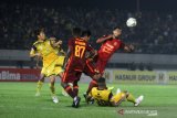 Pesepak bola Borneo FC Sultan Samma (kanan) menghalau bola dalam pertandingan lanjutan Liga 1 2019 di Stadion Demang Lehman Martapura, Kalimantan Selatan, Kamis (31/10/2019). Barito Putera menang atas Borneo FC dengan skor 2-0. Foto Antaranews Kalsel/Bayu Pratama S.