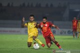 Pesepak bola Barito Putera Yakob Sayuri (kiri) berduel dengan pesepak bola Borneo FC Rifal Lastori (kanan) dalam pertandingan lanjutan Liga 1 2019 di Stadion Demang Lehman Martapura, Kalimantan Selatan, Kamis (31/10/2019). Barito Putera menang atas Borneo FC dengan skor 1-0. Foto Antaranews Kalsel/Bayu Pratama S.