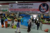 Pengunjung melintas di dekat spanduk pemberitahuan terkait pengurangan penggunaan kantong plastik belanja di Pasar Badung, Denpasar, Bali, Kamis (31/10/2019). Pemerintah Kota Denpasar menerapkan aturan kepada pedagang untuk tidak menyediakan kantong plastik pembungkus barang dalam melayani pembeli mulai 1 November 2019 sebagai upaya mengurangi sampah plastik sekaligus membudayakan warga agar membawa wadah tempat belanjaan sendiri. ANTARA FOTO/Nyoman Hendra Wibowo/nym.