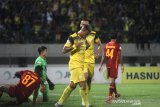 Pesepak bola Barito Putera Rafael Feital Da Silva melakukan selebrasi usai mencetak gol kegawang Borneo FC dalam pertandingan lanjutan Liga 1 2019 di Stadion Demang Lehman Martapura, Kalimantan Selatan, Kamis (31/10/2019). Barito Putera menang atas Borneo FC dengan skor 1-0. Foto Antaranews Kalsel/Bayu Pratama S.