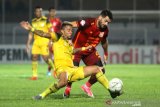 Pesepak bola Barito Putera Rafael Feital Da Silva (kiri) berduel dengan pesepak bola Borneo FC Juan Ramon Alsina Klingler (kanan) dalam pertandingan lanjutan Liga 1 2019 di Stadion Demang Lehman Martapura, Kalimantan Selatan, Kamis (31/10/2019). Barito Putera menang atas Borneo FC dengan skor 1-0. Foto Antaranews Kalsel/Bayu Pratama S.