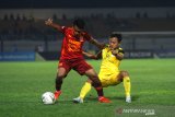 Pesepak bola Barito Putera Samsul Arif Munip (kanan) berduel dengan pesepak bola Borneo FC (kiri) dalam pertandingan lanjutan Liga 1 2019 di Stadion Demang Lehman Martapura, Kalimantan Selatan, Kamis (31/10/2019). Barito Putera menang atas Borneo FC dengan skor 1-0. Foto Antaranews Kalsel/Bayu Pratama S.