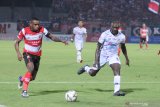 Pesepak bola Madura United (MU) Greg Nwokolo (kiri) berebut melewati pesepak bola PS Tira Persikabo Mountala Zaobairou Garba (kanan) dalam laga Shopee Liga 1 di Stadion Gelora Bangkalan (SGB) Bangkalan, Jawa Timur, Rabu (30/10/2019). MU memenangi pertandingan tersebut dengan skor 1-0. Antara Jatim/Saiful Bahri/zk.